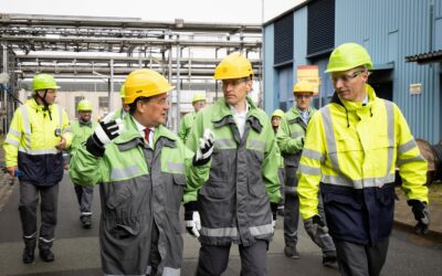 Minis­ter­prä­si­den­ten zu Besuch in der Raf­fi­ne­rie Hei­de